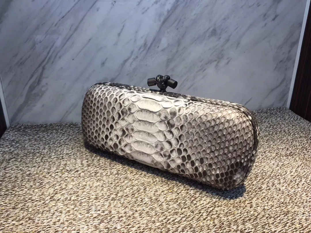 🔥🔥Model No. 8651🔥🔥This elegant clutch bag is one of the most popular handbags in woven bags. It is an interpretation of a classic design that was reintroduced in 2001. Since its launch, the Knot clutch has exhibited exquisite craftsmanship and integrated different styles from low-key to flamboyant. Each new Knot product demonstrates the irresistible and timeless charm of this classic handbag. This luxurious handbag features the signature braided rope buckle and is crafted from rare yellow-ringed forest snake and water snake skins. More charming and luxurious texture. Size Large 25cm